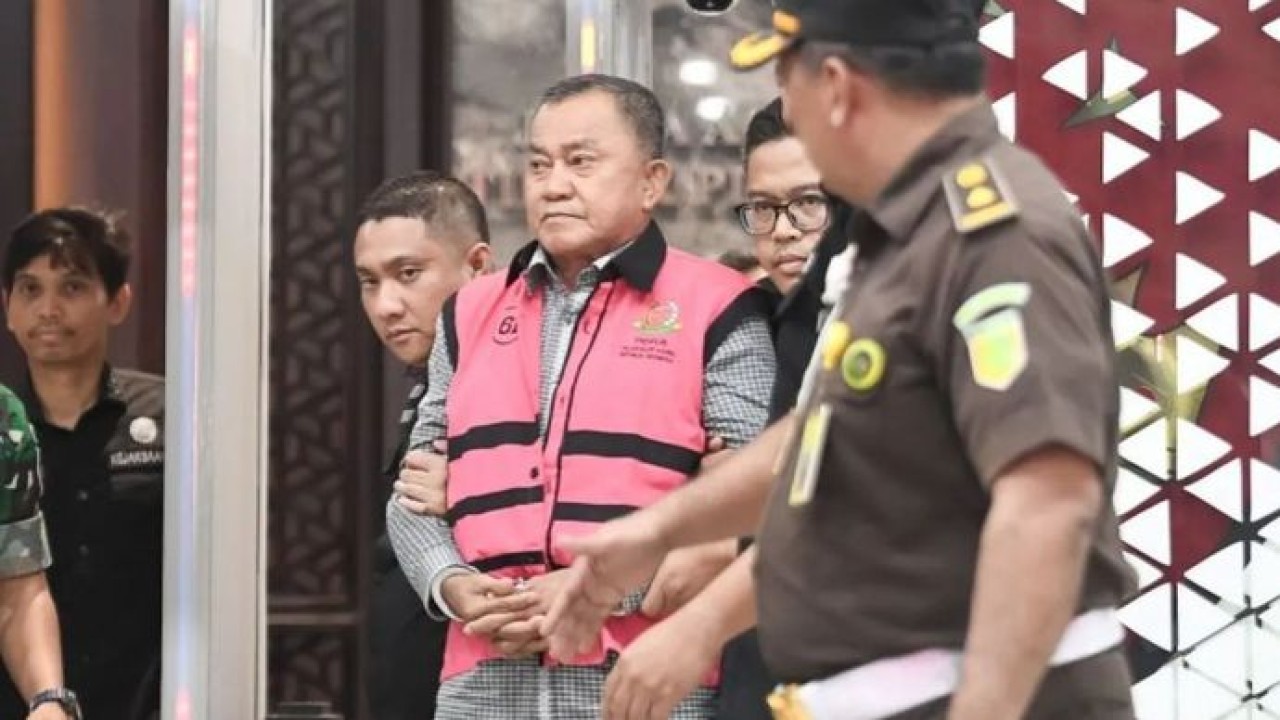 Tersangka dugaan tindak pidana korupsi tata kelola program Makan Bergizi Gratis (MBG) pada Badan Gizi Nasional (BGN) Lodewyk Pusung (tengah) berjalan memasuki mobil tahanan di Kejaksaan Agung, Jakarta, Rabu (3/6/2026) (Antara)