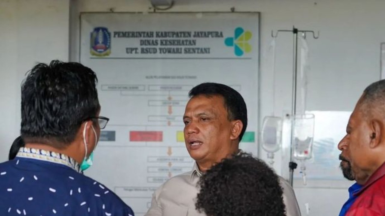 Wakil Kepala BGN Trenggono saat meninjau lokasi dugaan insiden keamanan pangan di Depapre, Jayapura, Papua, Kamis (6/8/2026) (Antara)