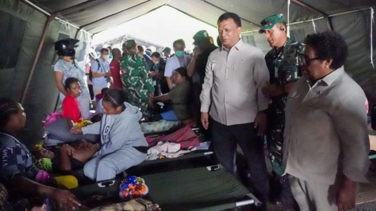 Wakil Kepala Badan Gizi Nasional (BGN) Mayjen TNI Trenggono (ketiga kanan) bersama Wamendagri Ribka Haluk (kanan) menjenguk penerima manfaat yang dirawat di Kabupaten Jayapura, Jumat, 7 Agustus 2026. (Antara)