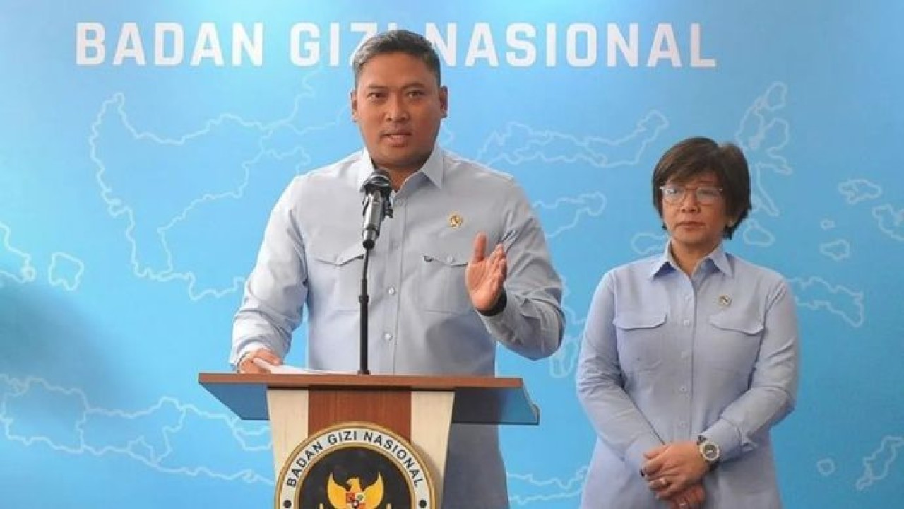 Kepala Badan Gizi Nasional (BGN) Sudaryono (kiri) didampingi Wakil Kepala BGN Agustina Arumsari (kanan) menyampaikan keterangan pers di kantor BGN Jakarta, Jumat (7/8/2026). Kepala Badan Gizi Nasional (BGN) Sudaryono menyatakan pihaknya telah memberhentikan 66 Sarjana Penggerak Pembangunan Indonesia (SPPI) yang menjabat sebagai kepala dapur penyedia Makan Bergizi Gratis (MBG) atas tindakan tidak disiplin (Antara)