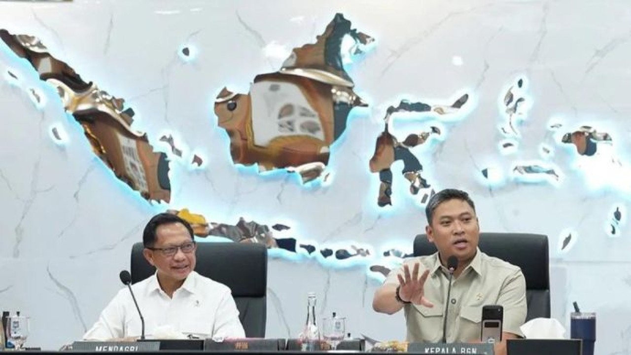Kepala BGN Sudaryono (kanan) bersama Mendagri Tito Karnavian (kiri) dan Kepala Badan Gizi Nasional (BGN) Sudaryono dalam Rapat Koordinasi Bersama Kepala Daerah se-Indonesia di Jakarta (Antara)