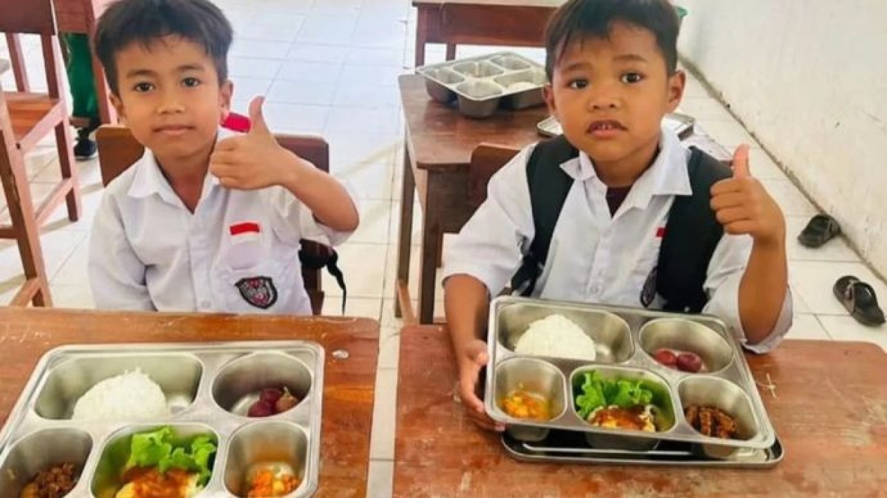 Arsip - Sejumlah peserta didik di wilayah kerja KPPG Palu menerima program Nasional Makan Bergizi Gratis (MBG), Rabu, 12 Agustus 2026. (Antara)
