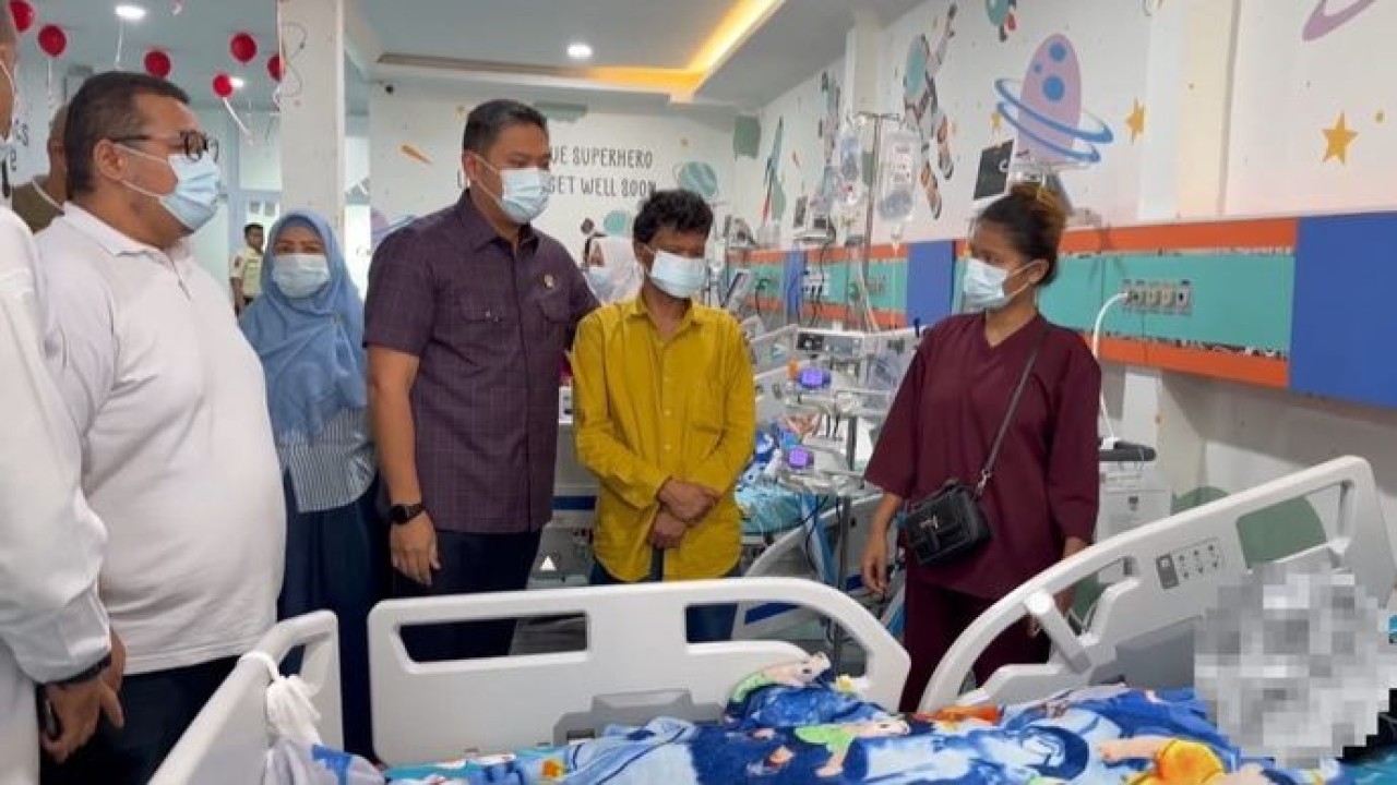 Sudaryono mengunjungi korban di Rumah Sakit Haji Medan, Minggu (16/8). (BGN)