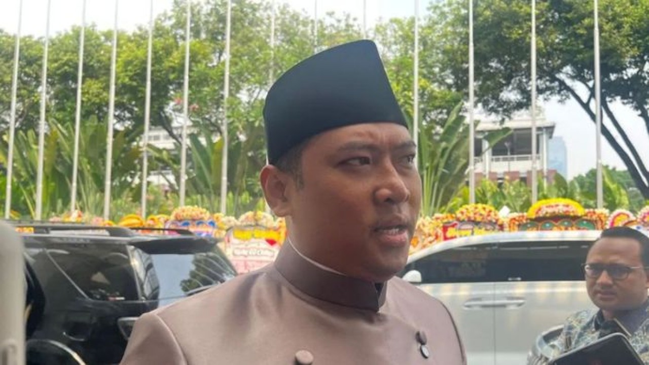 Kepala BGN Sudaryono menjawab pertanyaan wartawan dalam acara akad nikah Kepala Sekretaris Pribadi Presiden Prabowo Subianto, Rizky Irmansyah di JCC Senayan, Jakarta, Minggu (23/8/2026). (Antara)
