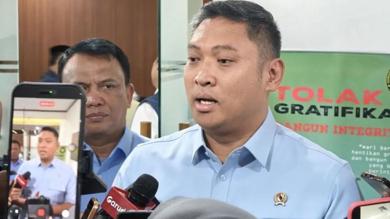 Kepala Badan Gizi Nasional (BGN) Sudaryono memberikan penjelasan selepas rapat terbatas membahas perbaikan tata kelola Makan Bergizi Gratis (MBG) bersama Kementerian Koordinator Bidang Pangan (Kemenko Pangan) di Jakarta, Rabu (26/8/2026) (Antara)