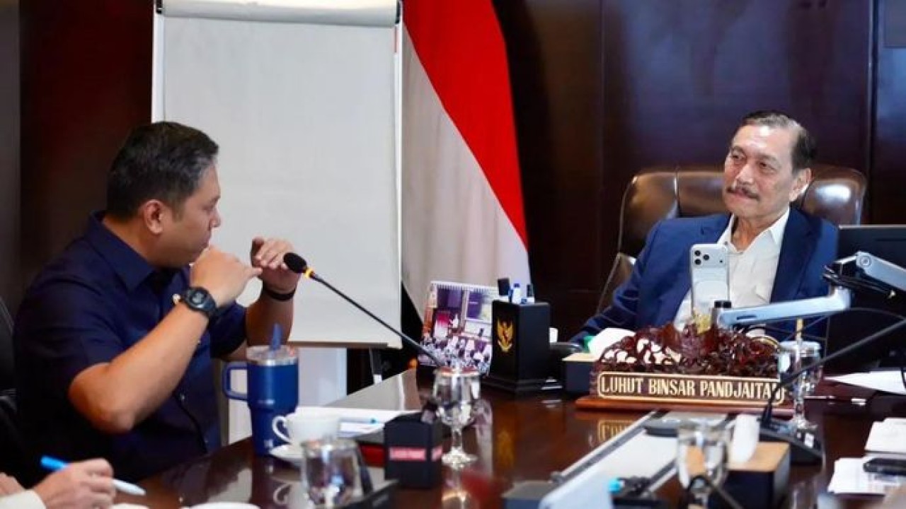 Ketua Dewan Ekonomi Nasional (DEN) Luhut Binsar Pandjaitan berdiskusi dengan Kepala Badan Gizi Nasional (BGN) Sudaryono terkait pembenahan tata kelola program Makan Bergizi Gratis (Antara)