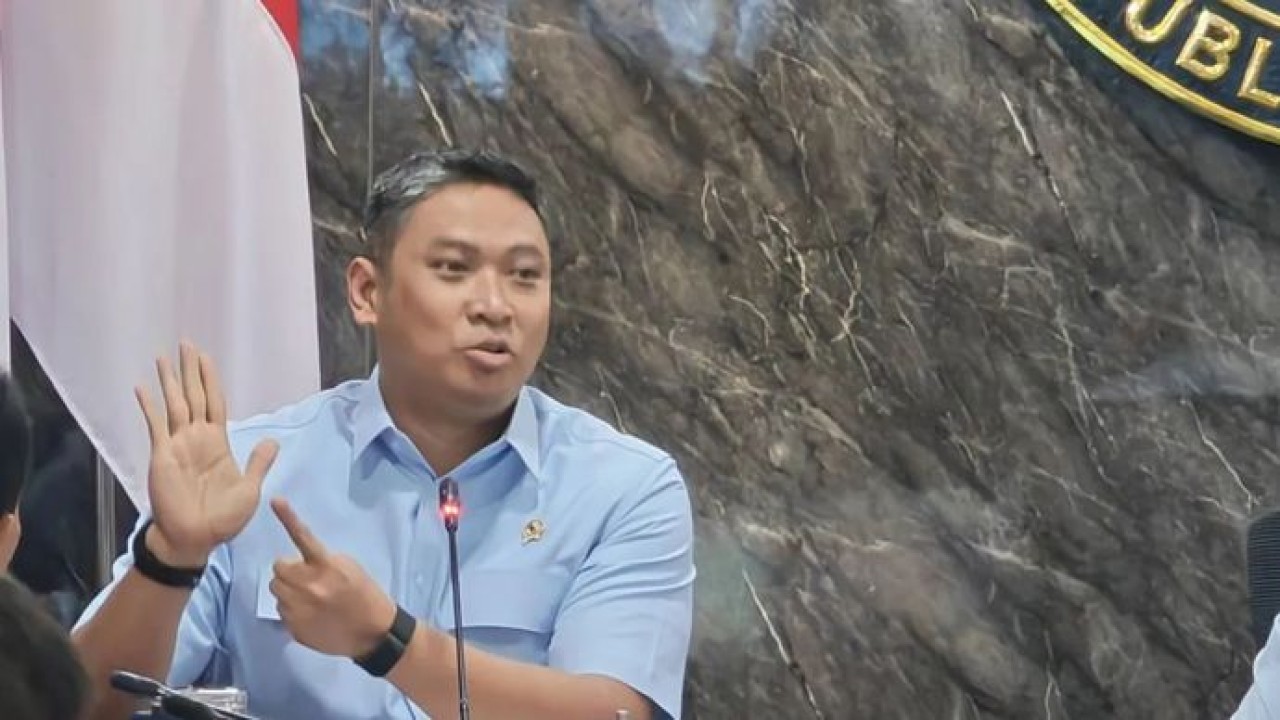 Kepala Badan Gizi Nasional (BGN) Sudaryono memberikan penjelasan selepas rapat terbatas membahas perbaikan tata kelola Makan Bergizi Gratis (MBG) bersama Kementerian Koordinator Bidang Pangan (Kemenko Pangan) di Jakarta, Rabu (26/8/2026 (Antara)