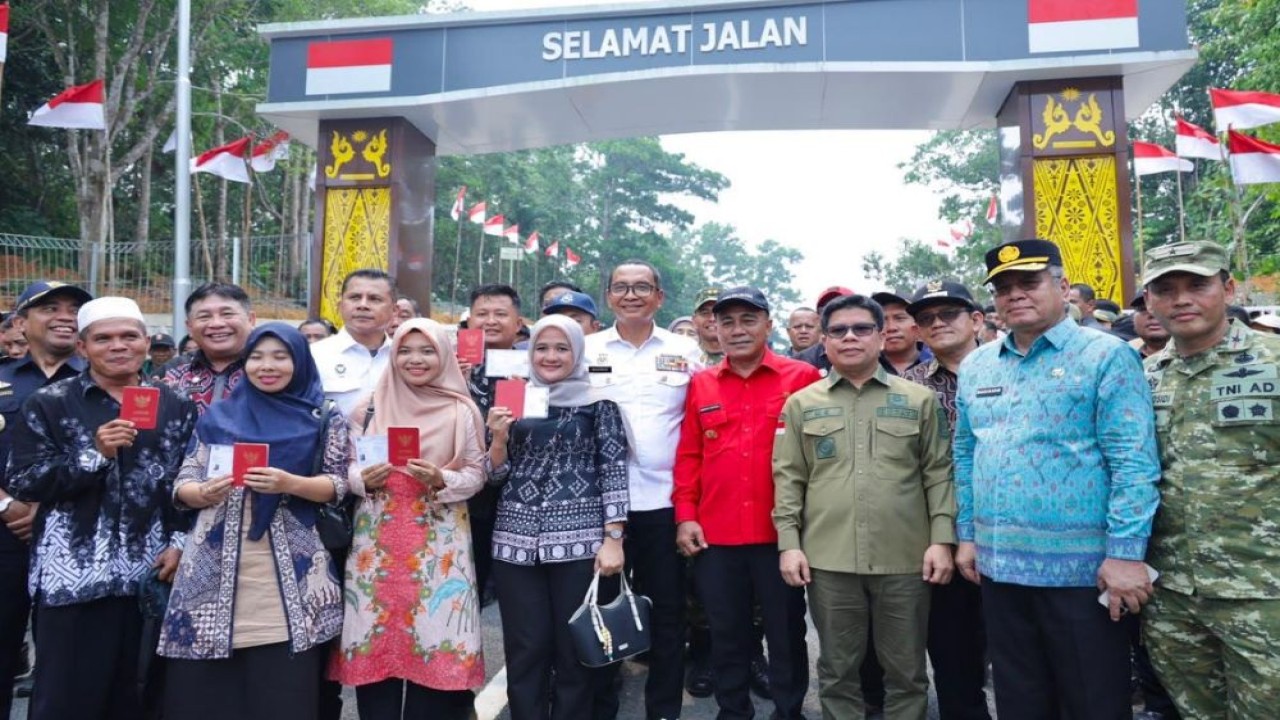 Badan Nasional Pengelola Perbatasan (BNPP) RI meresmikan reaktivasi pengoperasian Pos Lintas Batas (PLB) Temajuk-Pos Kawalan Sempadan (PKS) Telok Melano sebagai jalur perlintasan resmi masyarakat perbatasan Indonesia-Malaysia. (Foto: Dok/Istimewa)
