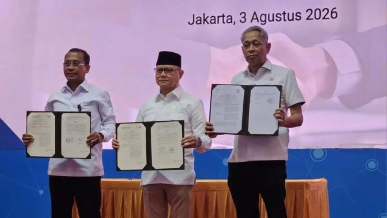 Direktur Utama BPJS Kesehatan Prihati Pujowaskito (kiri), Menteri Pelindungan Pekerja Migran Indonesia Mukhtarudin (kanan), dan Wakil Menteri Sosial Agus Jabo Priyono (kanan) di Jakarta, Senin, 3 Agustus 2026. (Antara)