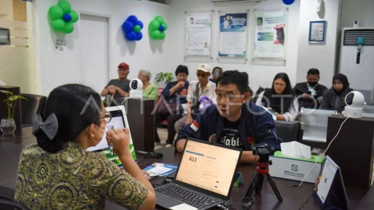 Petugas melayani warga peserta program BPJS Kesehatan di Kantor BPJS Kesehatan Cabang Jakarta Pusat, Jakarta, Rabu (22/7/2026). (Antara)