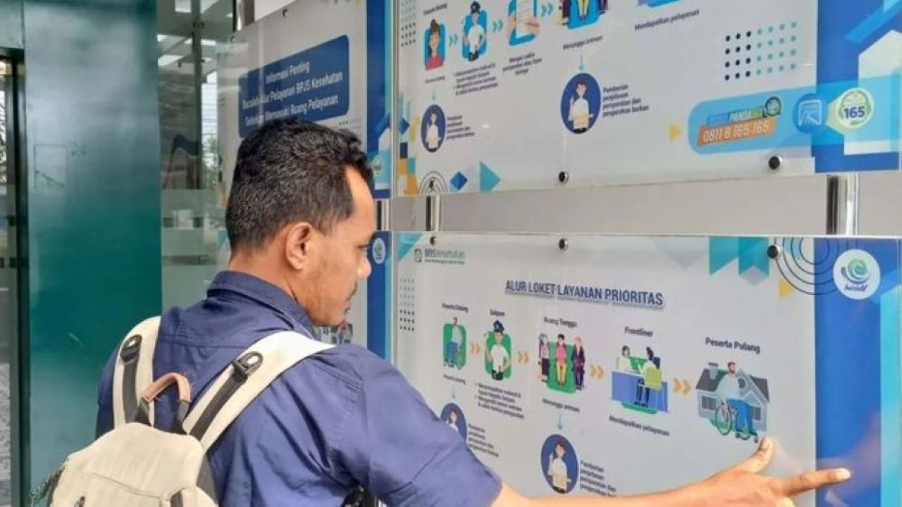 Warga membaca papan informasi alur pelayanan JKN di Kantor BPJS Kesehatan Kota Tanjungpinang, Kepri, Senin, 10 Agustus 2026. (Antara)