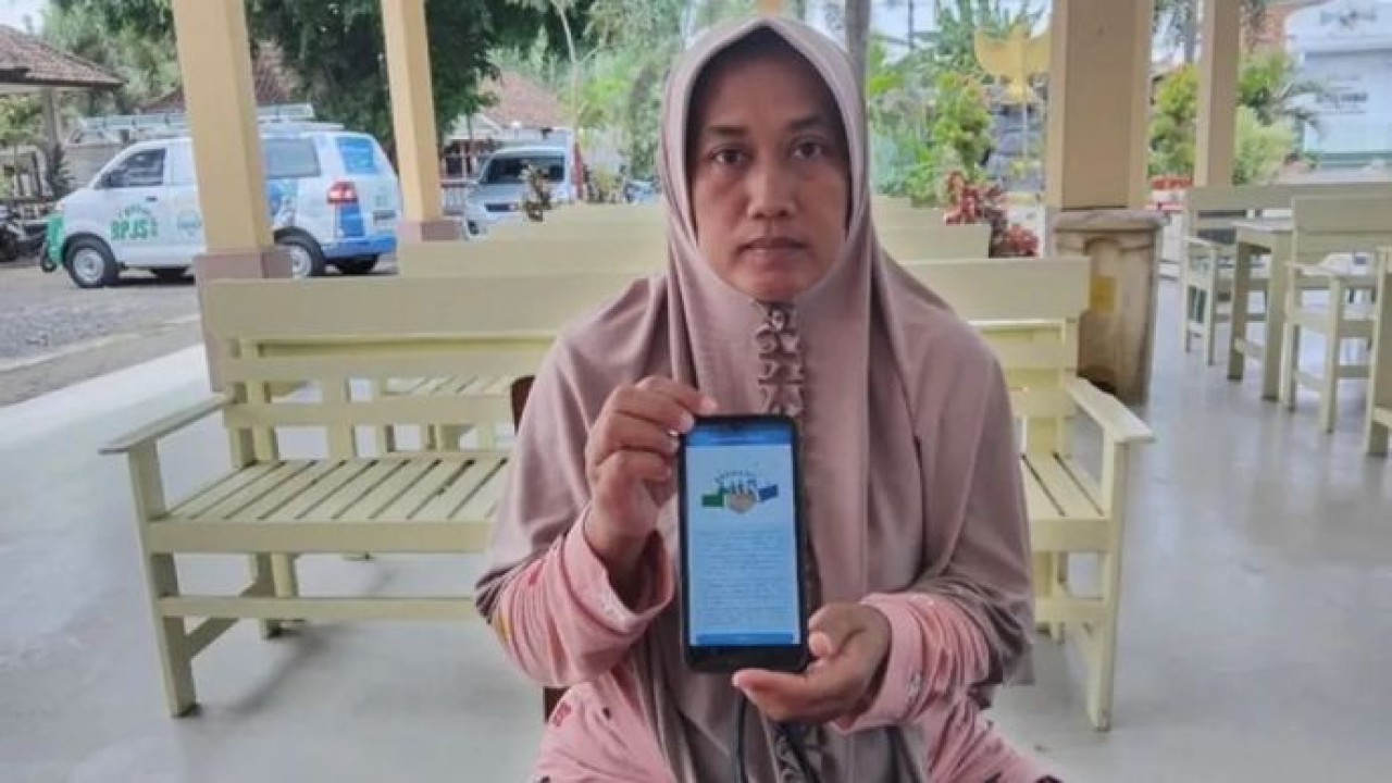 Peserta Jaminan Kesehatan Nasional (JKN) Elok Afifah (41), yang mengikuti Program Rencana Pembayaran Bertahap (REHAB) 3.0 untuk mencicil iuran BPJS. (Antara)