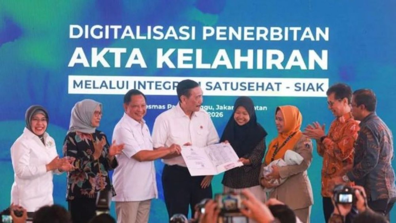 Kepala Badan Pusat Statistik (BPS) Amalia Adininggar Widyasanti (kiri), Menteri Pendayagunaan Aparatur Negara dan Reformasi Birokrasi Rini Widyantini (kedua kiri), Menteri Dalam Negeri Tito Karnavian (ketiga kiri), Kedua Dewan Ekonomi Nasional Luhut Binsar Pandjaitan (keempat kanan), Menteri Kesehatan Budi Gunadi Sadikin (kedua kanan), dan Kepala BPJS Kesehatan Prihati Pujowaskito (kanan) dalam peluncuran Digitalisasi Akta Kelahiran Bayi Baru Lahir di Jakarta, Selasa (11/8/2026). (Antara)