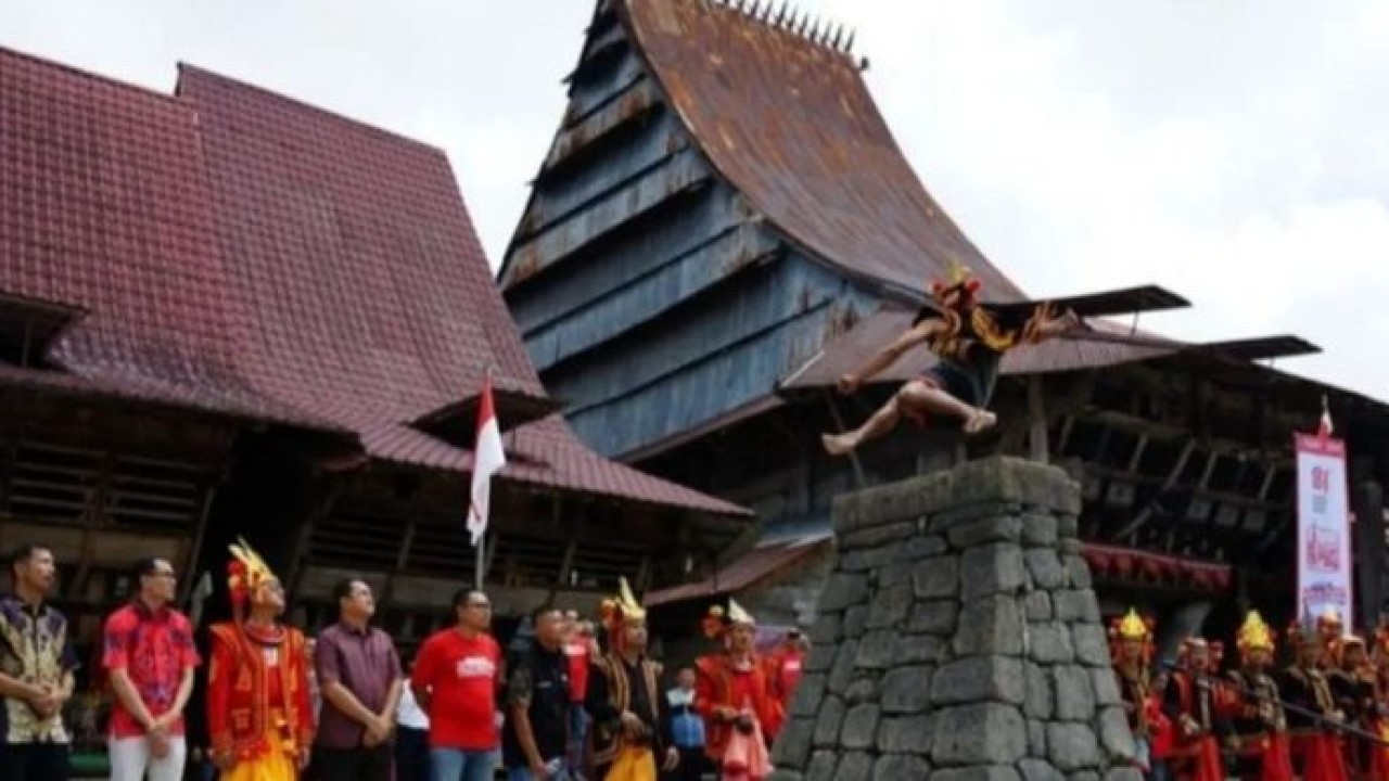 Bank Rakyat Indonesia (Persero) Tbk (BRI) memperkuat ekonomi kerakyatan melalui pemberdayaan masyarakat di Desa Bawomataluo, Kabupaten Nias Selatan, Sumatera Utara, dengan mendorong pengembangan UMKM, pariwisata, serta potensi ekonomi lokal (Antara)