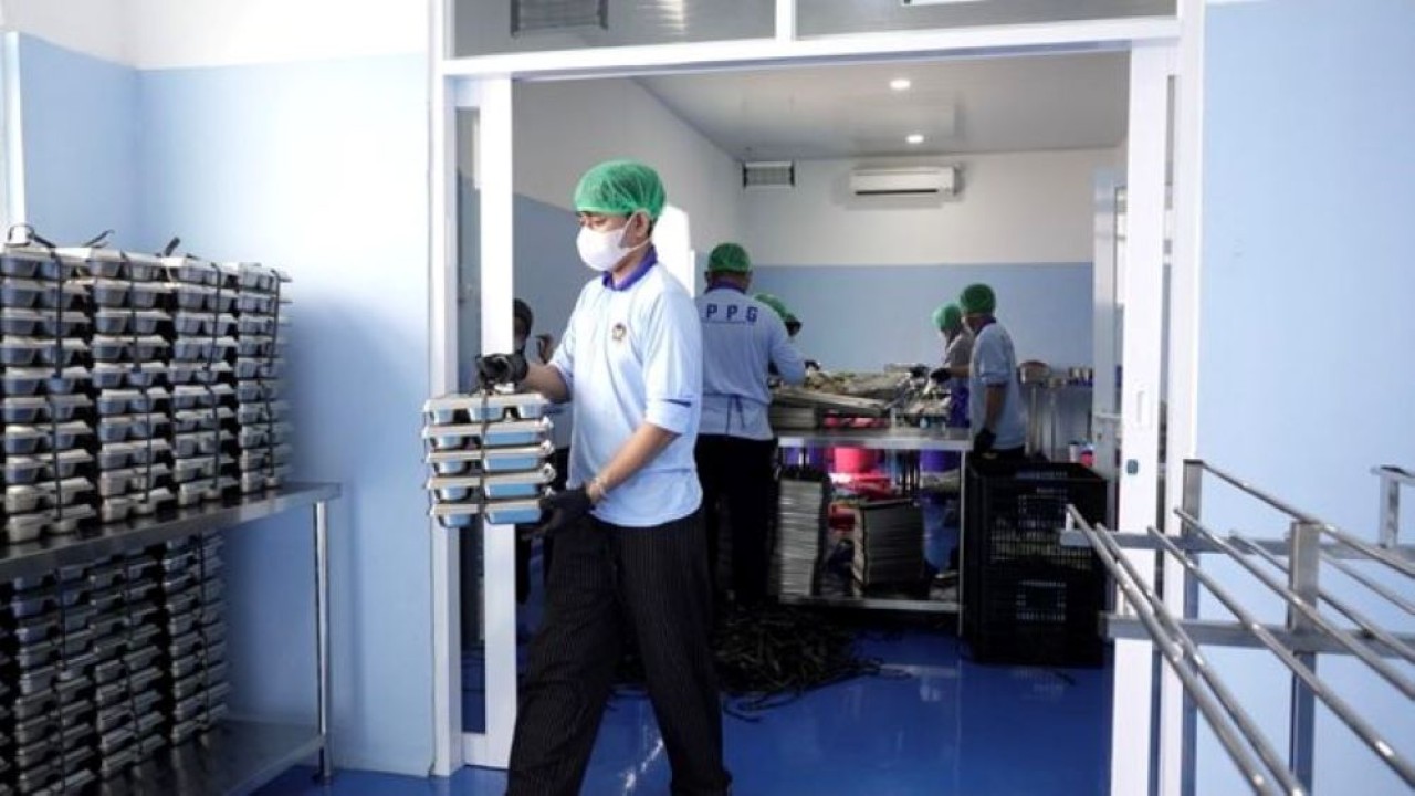 Dapur SPPG Babakan di Tangerang melibatkan 11 warga binaan Lapas Kelas 1 Tangerang sebagai relawan pencuci ompreng guna mendukung operasional program Makan Bergizi Gratis (MBG) sekaligus menjadi sarana pemberdayaan sosial per April 2026. (Bakom)