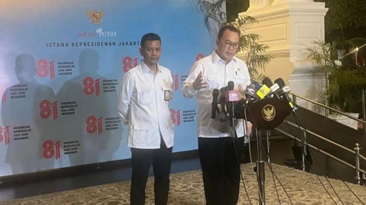 Kepala Badan Riset dan Inovasi Nasional (BRIN) Arif Satria (kanan) memberikan pernyataan pers di Kompleks Istana Kepresidenan, Jakarta (Antara)