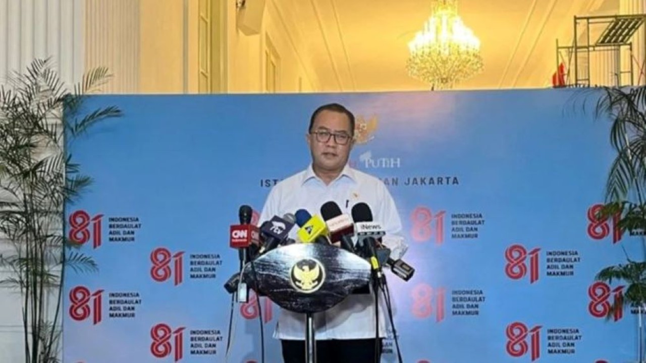 Kepala Badan Riset dan Inovasi Nasional (BRIN) Arif Satria memberikan pernyataan pers di Kompleks Istana Kepresidenan, Jakarta, Kamis, 6 Agustus 2026. (Antara)