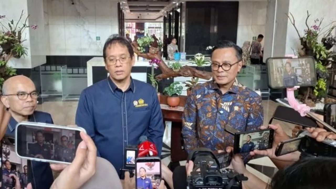 Chief Operating Officer (COO) Danantara Indonesia Dony Oskaria (kiri) bersama Menteri Keuangan Purbaya Yudhi Sadewa (kanan) menyampaikan keterangan di Kantor Kementerian Keuangan Jakarta, Rabu, 5 Agustus 2026. (Antara)