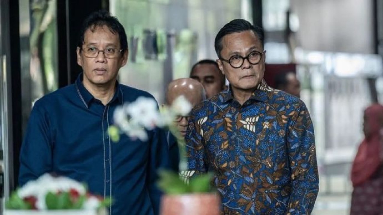 Menteri Keuangan Purbaya Yudhi Sadewa (kiri) bersama COO Danantara yang juga Kepala BP BUMN Dony Oskaria (kanan) keluar ruangan usai pertemuan di Kantor Kementerian Keuangan, Jakarta, Rabu, 5 Agustus 2026. COO Danantara yang juga Kepala BP BUMN Dony Oskaria bertemu dengan Menteri Keuangan Purbaya membahas sejumlah agenda strategis terkait penataan BUMN serta proses penyelesaian utang proyek Kereta Cepat Jakarta-Bandung (KCIC) atau Whoosh. (Antara)