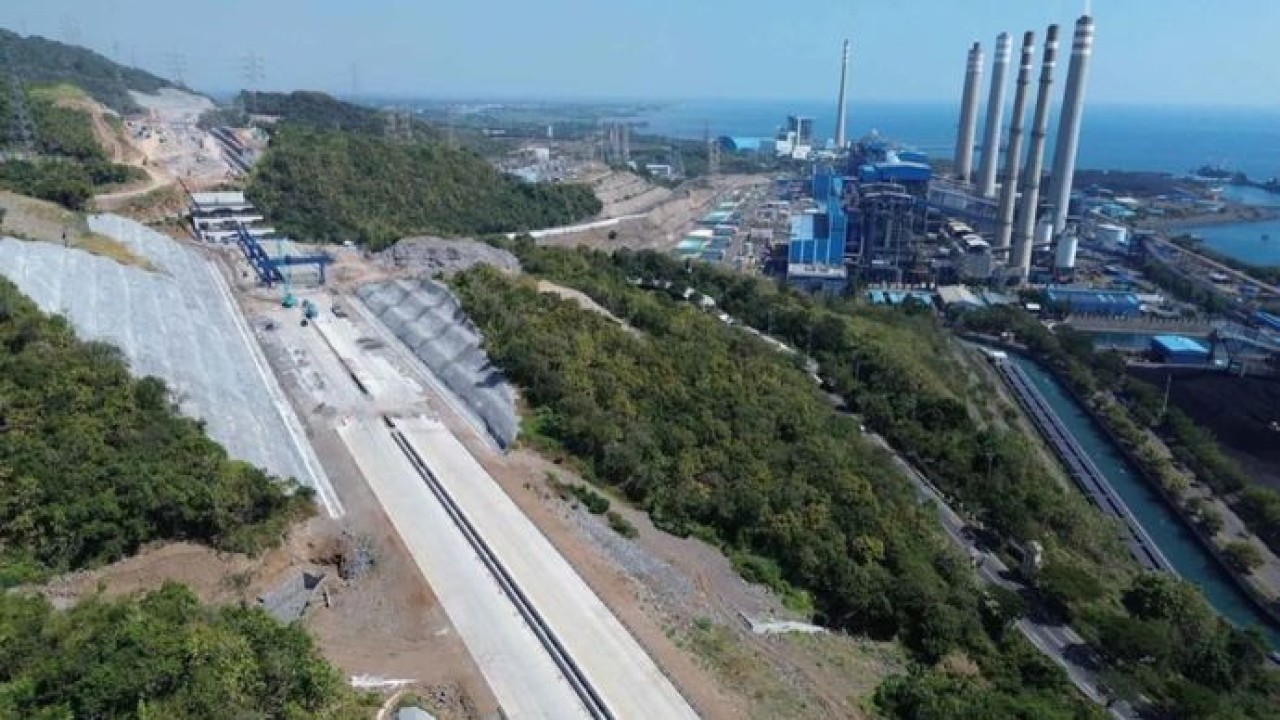 Foto udara Jalan Tol Probowangi, yang dibangun PT Wijaya Karya Persero Tbk (WIKA) di Kecamatan Paiton, Kabupaten Probolinggo, Jawa Timur, Selasa, 18 Agustus 2026. (Antara)