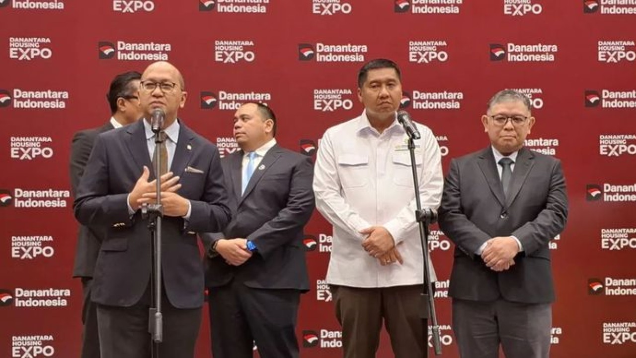Jajaran petinggi Danantara Indonesia bersama Menteri Perumahan dan Kawasan Permukiman (PKP) Maruarar Sirait (baju putih) dalam konferensi pers Danantara Housing Expo 2026 di NICE, Pantai Indah Kapuk (PIK) 2, Kabupaten Tangerang, Banten, Kamis (27/08/2026).  (Antara)