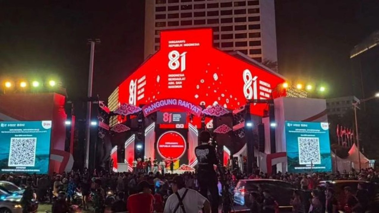 Gelaran Kesenian Rakyat dalam Kebersamaan Kemerdekaan menampilkan QR Code donasi untuk warga terdampak bencana di Nusa Tenggara Timur (NTT), Jakarta, Senin, 17 Agustus 2026. (Foto: Antara)