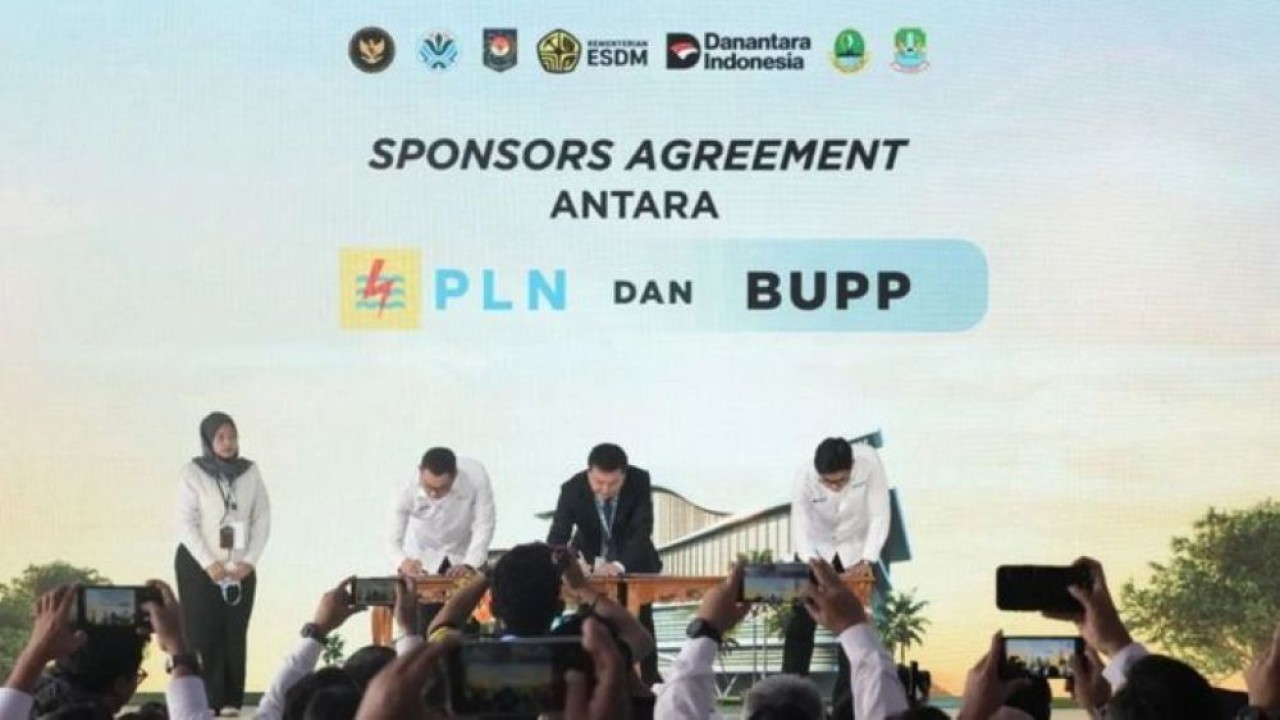 Penandatanganan perjanjian jual beli tenaga listrik atas energi yang dihasilkan dari sampah menjadi salah satu rangkaian kegiatan peresmian pembangunan proyek PSEL Kota Bekasi di Kelurahan Ciketing Udik Kecamatan Bantargebang Kota Bekasi, Jawa Barat, Rabu (26/8/2026). (Foto: Antara)