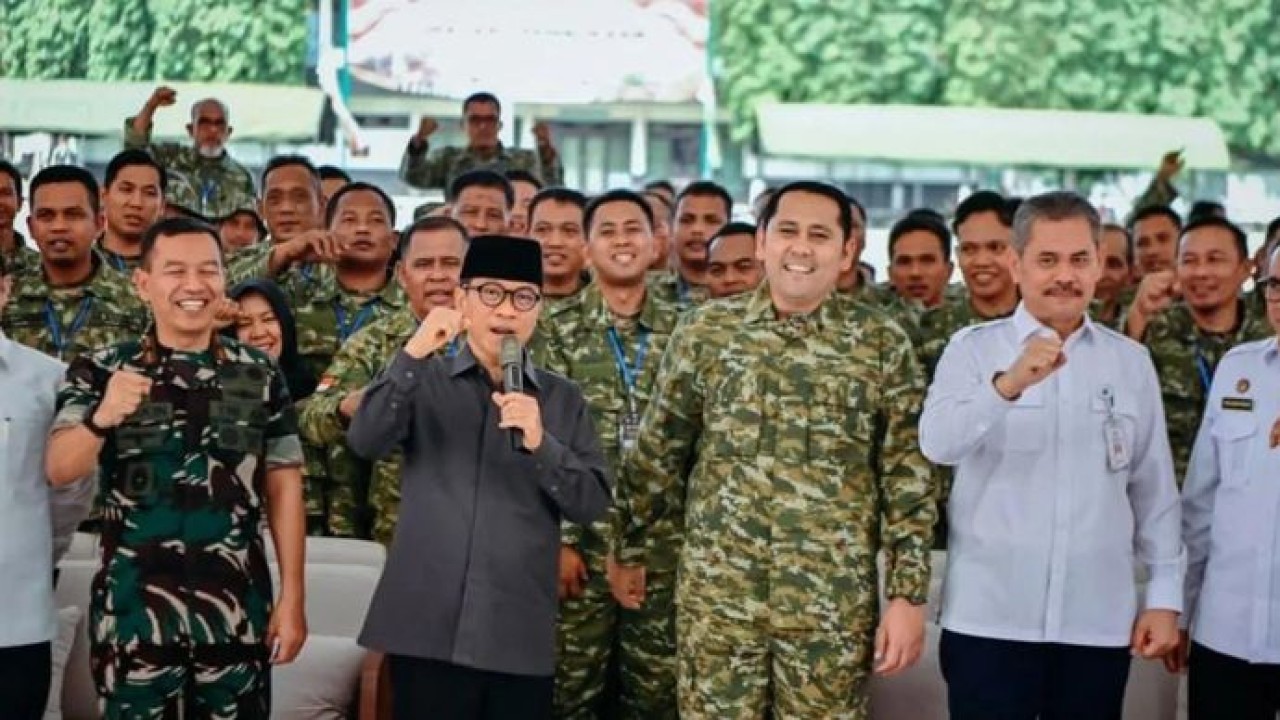 Menteri Desa dan Pembangunan Daerah Tertinggal (Mendes PDT) Yandri Susanto memberikan pengarahan kepada 205 Kepala Desa asal Kabupaten Merangin, yang mengikuti Retret di Resimen Induk Kodam (Rindam) III Siliwangi, Bandung (Antara)