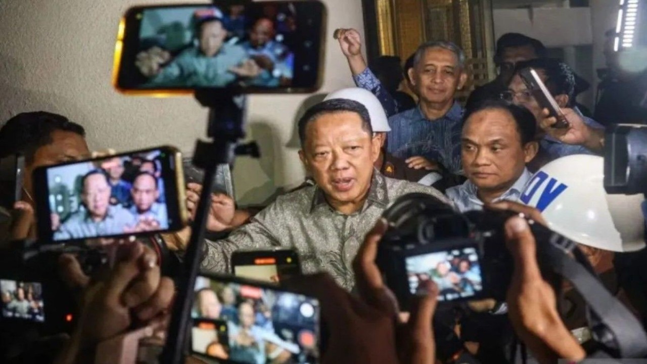 Mantan Jaksa Agung Muda Bidang Tindak Pidana Khusus Febrie Adriansyah (tengah) menjawab pertanyaan wartawan setelah menjalani pemeriksaan di Kejaksaan Agung, Jakarta, Jumat (24/7/2026). (Foto: ANTARA Foto/Darryl Ramadhan/sgd)