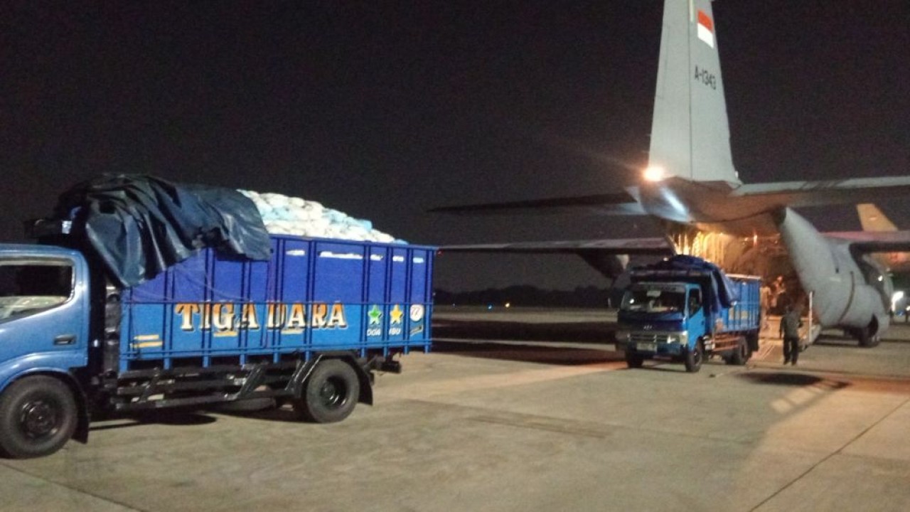 Pemerintah terus mempercepat distribusi bantuan bagi masyarakat terdampak bencana gempa bumi magnitudo 7,7 di Nusa Tenggara Timur (NTT) dengan menyiapkan dukungan transportasi udara. (Foto: Dok/Istimewa/Bakom RI)