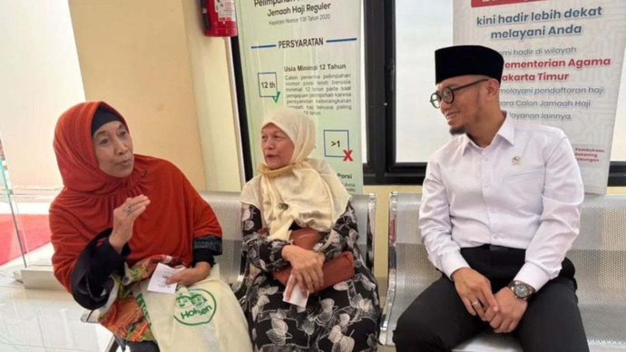 Wakil Menteri Haji dan Umrah Dahnil Anzar Simanjuntak berbincang dengan masyarakat saat melakukan sidak ke Kantor Kemenhaj Jakarta Timur, Senin (10/8/2026). (Antara)