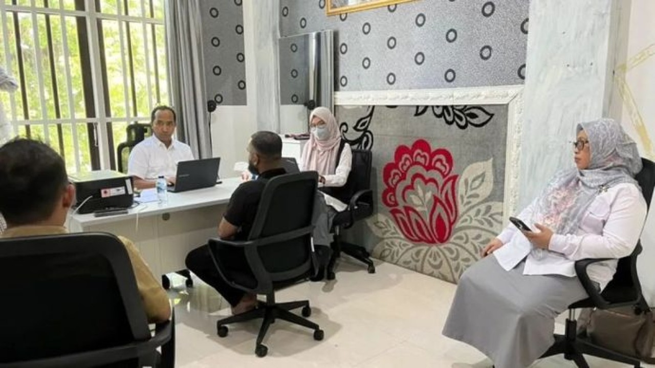 Pejabat Kementerian Haji dan Umrah memeriksa dan mengumpulkan bukti atas dugaan pelanggaraan perjalanan umrah oleh PT TAS. (Antara)