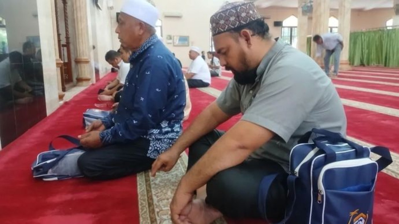 Sejumlah calon jamaah umrah Travel Sultan Andalus Haramain Cabang Mandina sedang berzikir usai menunaikan Sholat Zuhur di Masjid Namiroh, Asrama Haji Medan, Kamis, 20 Agustus 2026. (Antara)