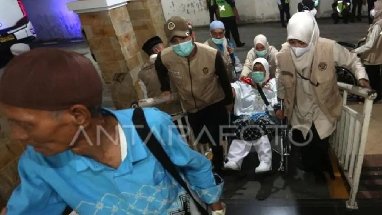 Petugas membantu seorang haji dengan kursi roda yang tergabung dalam kloter terakhir Aceh (kloter 14 BTJ) setibanya di Bandara Internasional Sultan Iskandar Muda, Banda Aceh, Aceh, Selasa (30/6/2026). Sebanyak 5.463 haji Aceh tahun 2026 yang terbagi dalam 14 kloter telah tiba kembali ke tanah air melalui Bandara Sultan Iskandar Muda (Antara)