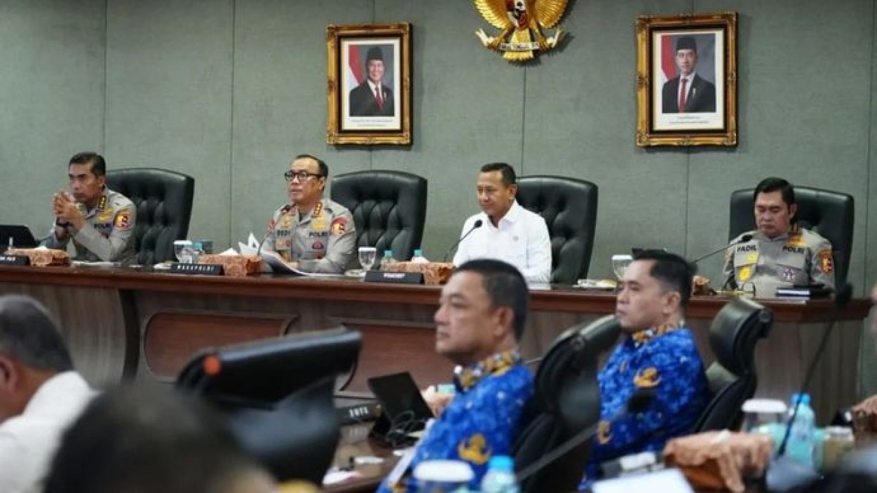 Wakapolri Komjen Pol. Dedi Prasetyo (kedua kiri) dan Wakil Menteri Kehutanan Rohmat Marzuki (tengah kanan) beserta jajaran mengikuti rapat konsolidasi antisipasi El Nino hingga Karhutla di Gedung Mabes Polri, Jakarta, pada Kamis, 30 Juli 2026. (Antara)