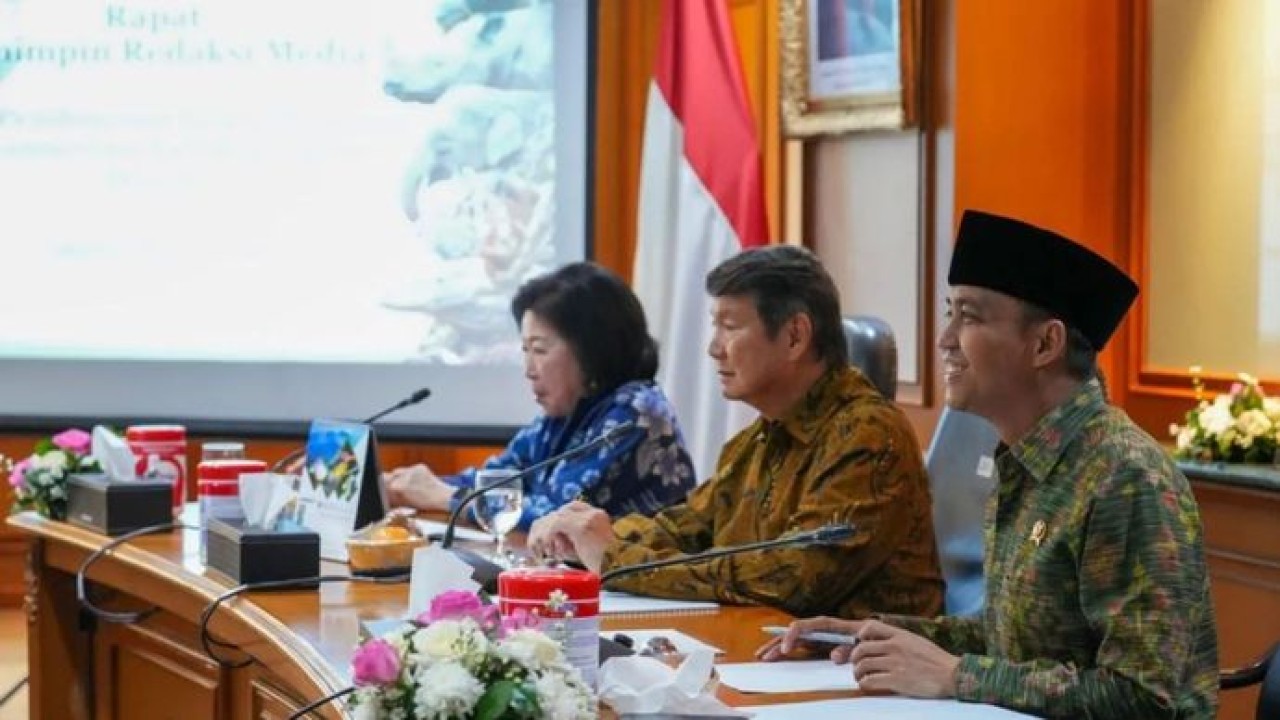 Menteri Kehutanan Raja Juli Antoni (kanan), Ketua Satgas Pembiayaan Taman Nasional Hashim Djojohadikusumo (tengah), dan Wakil Ketua Bidang Investasi Satgas Pembiayaan Taman Nasional Mari Elka Pangestu dalam dialog Satgas bersama para pemimpin redaksi media nasional di Kantor Kementerian Kehutanan, Jakarta, Rabu (5/8/2026). (Antara)