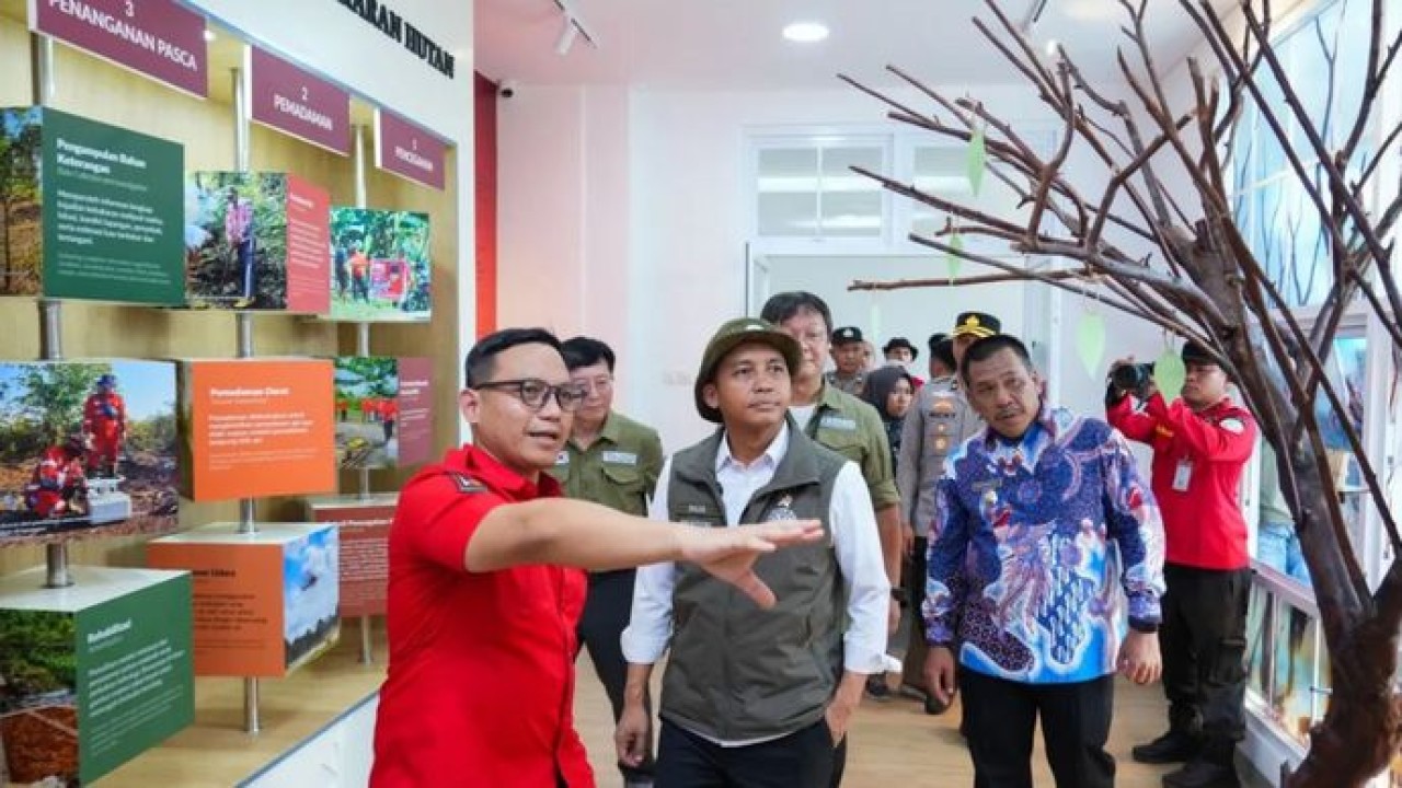 Menteri Kehutanan (Menhut) Raja Juli Antoni usai melakukan pengecekkan Indonesia Forest and Land Fire Management Center di Daerah Operasi Manggala Agni Sumatera XVII/OKI, Sumatera Selatan, Kamis (6/8/2026). (Antara)