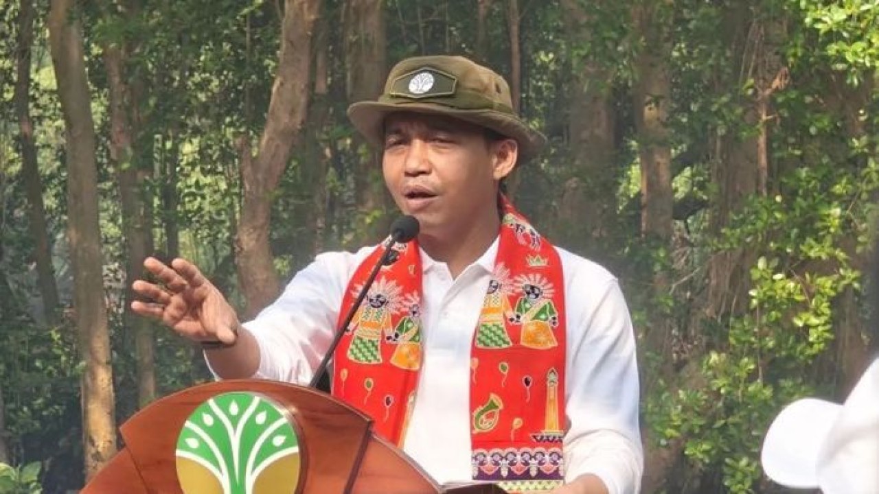 Menteri Kehutanan Raja Juli Antoni memberikan pengarahan dalam acara peringatan Hari Konservasi Alam Nasional (HKAN) di Taman Wisata Alam Angke, Jakarta, Senin, 10 Agustus 2026. (Antara)
