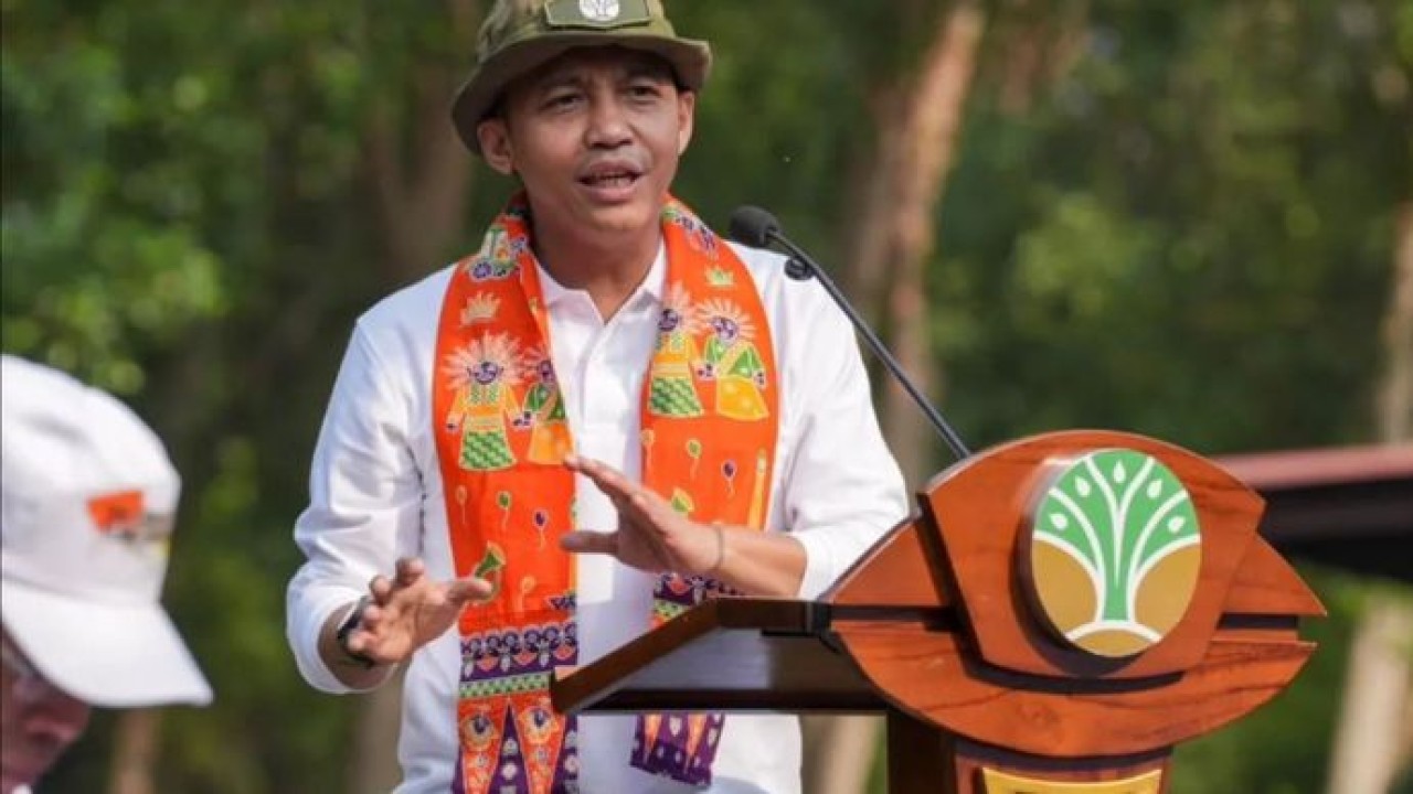 Menteri Kehutanan Raja Juli Antoni saat meluncurkan Gerakan Pemulihan Ekosistem Serentak dalam Peringatan Hari Konservasi Alam Nasional (HKAN) 2026 di Taman Wisata Alam (TWA) Angke Kapuk, Jakarta, Senin (10/8/2026) (Antara)