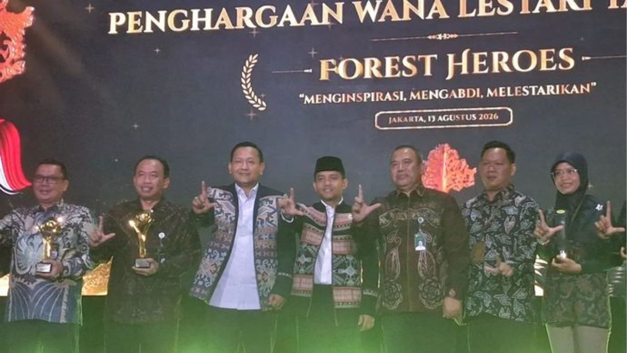 Menteri Kehutanan (Menhut) Raja Juli Antoni (empat dari kiri) memberikan penghargaan Wana Lestari Tingkat Nasional Tahun 2026 kepada para pahlawan hutan atau forest heroes di Jakarta pada Kamis (13/8/2026). (Antara)