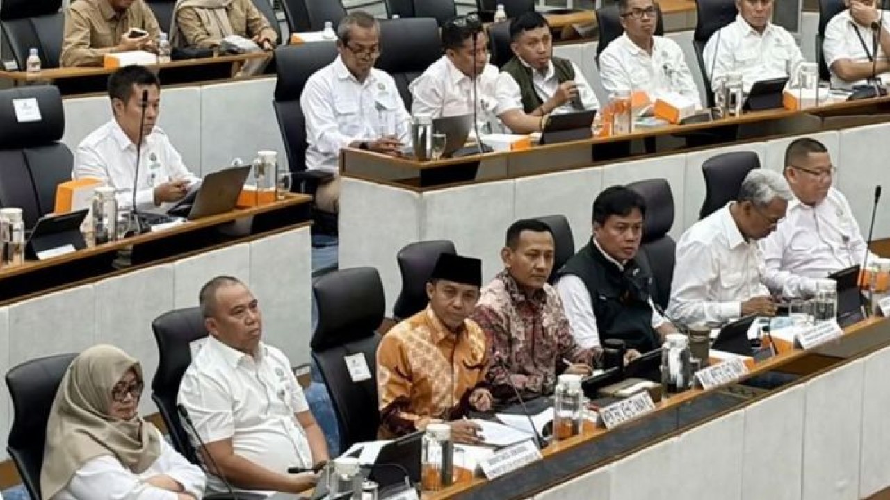 Menteri Kehutanan (Menhut) Raja Juli Antoni dalam Rapat Kerja bersama Komisi IV DPR RI di Kompleks Parlemen Senayan, Jakarta, Selasa (18/8/2026). (Antara)