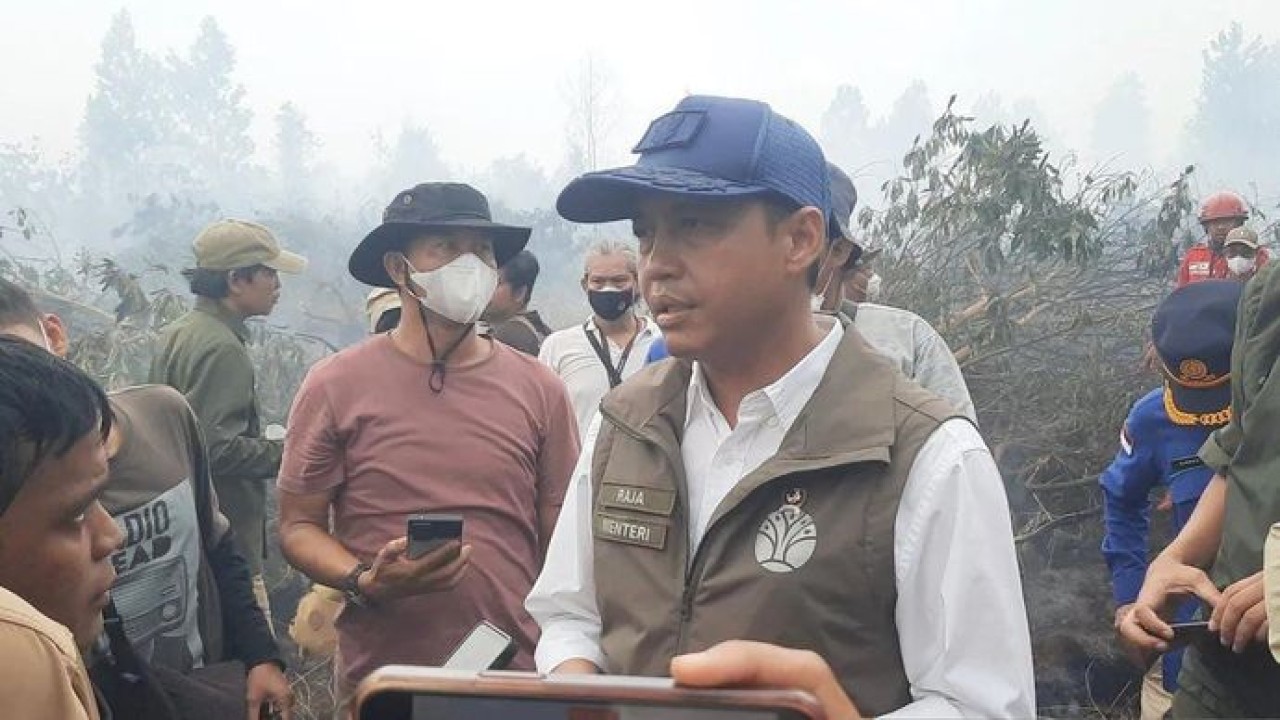 Menteri Kehutanan Raja Juli Antoni mengecek penanggulangan karhutla di Banjarbaru yang telah mendekati pemukiman warga (Antara)