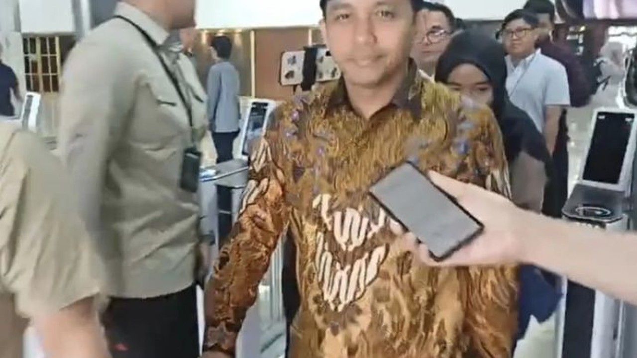 Menteri Kehutanan (Menhut) Raja Juli Antoni saat keluar dari Kompleks Parlemen, Jakarta, Selasa, 11 Agustus 2026. (Antara)