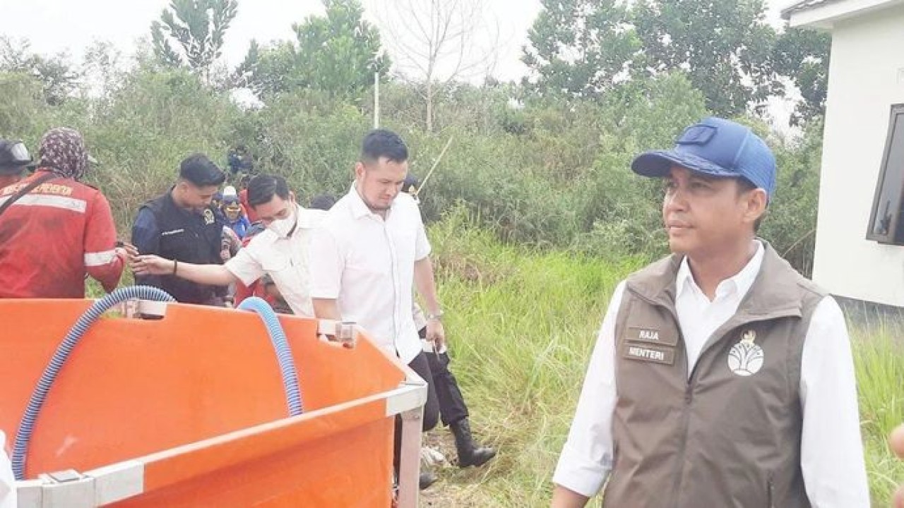 Menteri Kehutanan Raja Juli Antoni mengecek penanggulangan karhutla di Banjarbaru yang telah mendekati pemukiman warga (Antara)