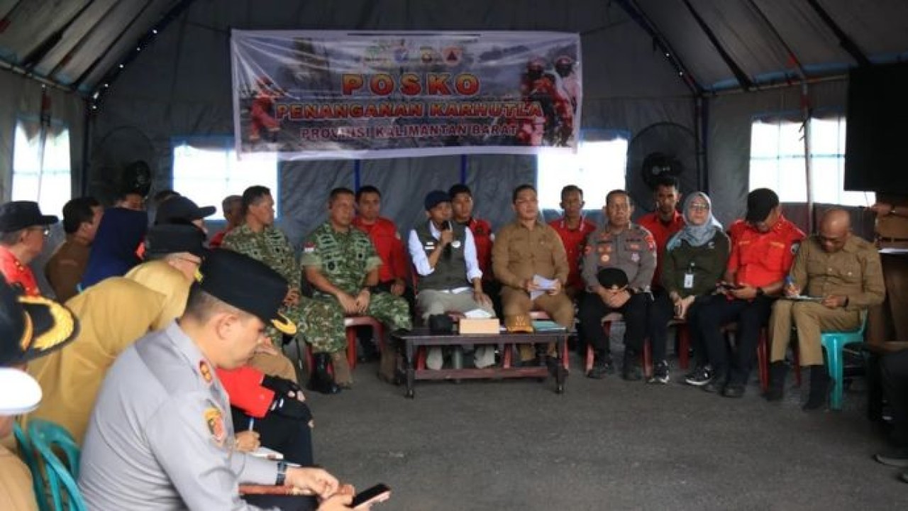 Menteri Kehutanan Republik Indonesia, Raja Juli Antoni, bersama Gubernur Kalimantan Barat, Ria Norsan, menggelar rapat koordinasi penanganan kebakaran hutan dan lahan (karhutla) di Kantor Daops Manggala Agni, Senin, 24 Agustus 2026. (Antara)