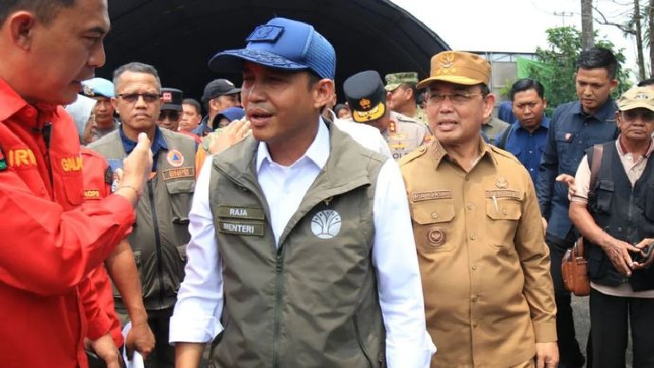 Menhut RI Raja Antoni saat meninjau penanganan karhutla di Rasau Jaya Satu, Kabupaten Kubu Raya, Kalimantan Barat, Senin (24/8/2026). (Antara)