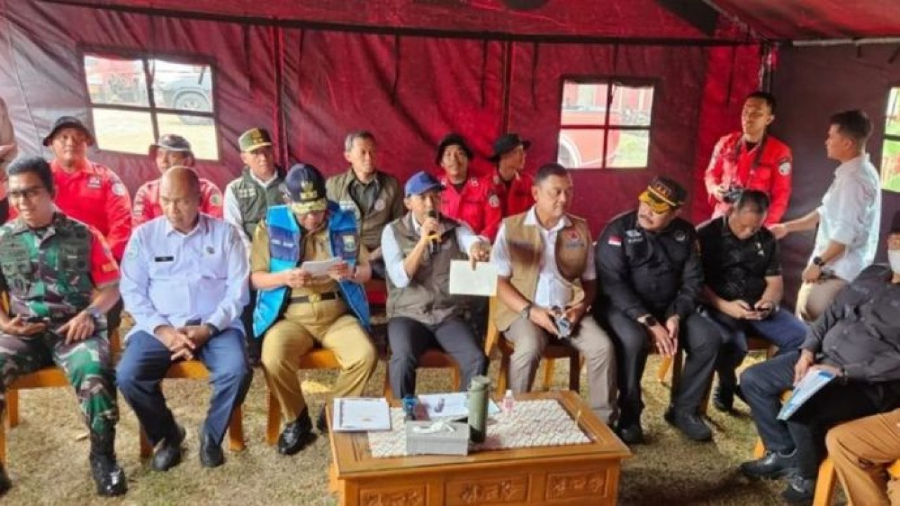 Menhut Raja Juli Antoni saat menggelar rapat bersama Satgas Karhutla di Jambi, Selasa, 25 Agustus 2026. (Antara)