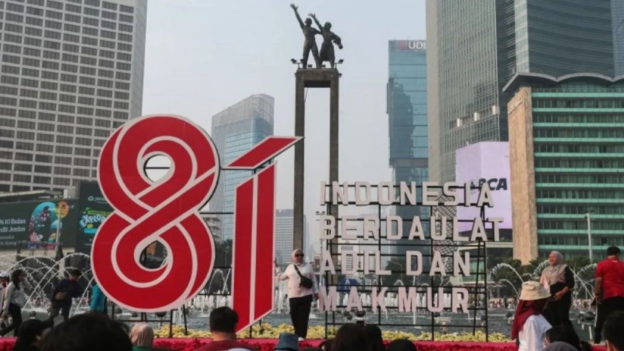 Warga berfoto di depan dekorasi perayaan Hari Kemerdekaan saat Hari Bebas Kendaraan Bermotor (HBKB) di kawasan Bundaran HI, Jakarta, Minggu (16/8/2026). (Foto: ANTARA FOTO/Angga Budhiyanto/nym)