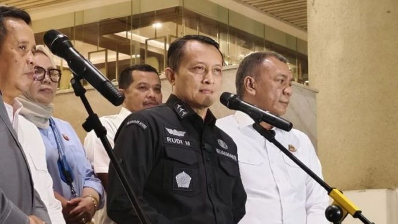 Koordinator Tim 9 sekaligus Jaksa Agung Muda Bidang Pengawasan (Jamwas) Kejagung Rudi Margono (tengah) memberikan keterangan pers di Gedung Utama Kejaksaan Agung, Jakarta, Kamis (30/7/2026). (Antara)