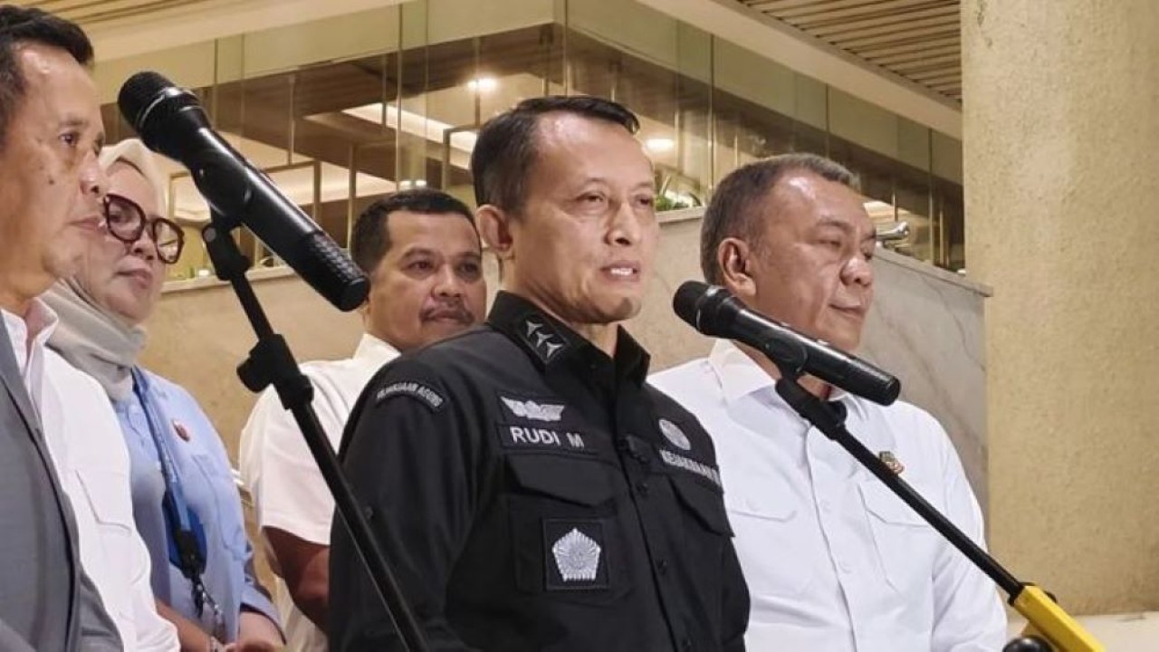 Koordinator Tim 9 sekaligus Jaksa Agung Muda Bidang Pengawasan (Jamwas) Kejagung Rudi Margono (tengah) memberikan keterangan pers di Gedung Utama Kejaksaan Agung, Jakarta, Kamis (30/7/2026). (Antara)